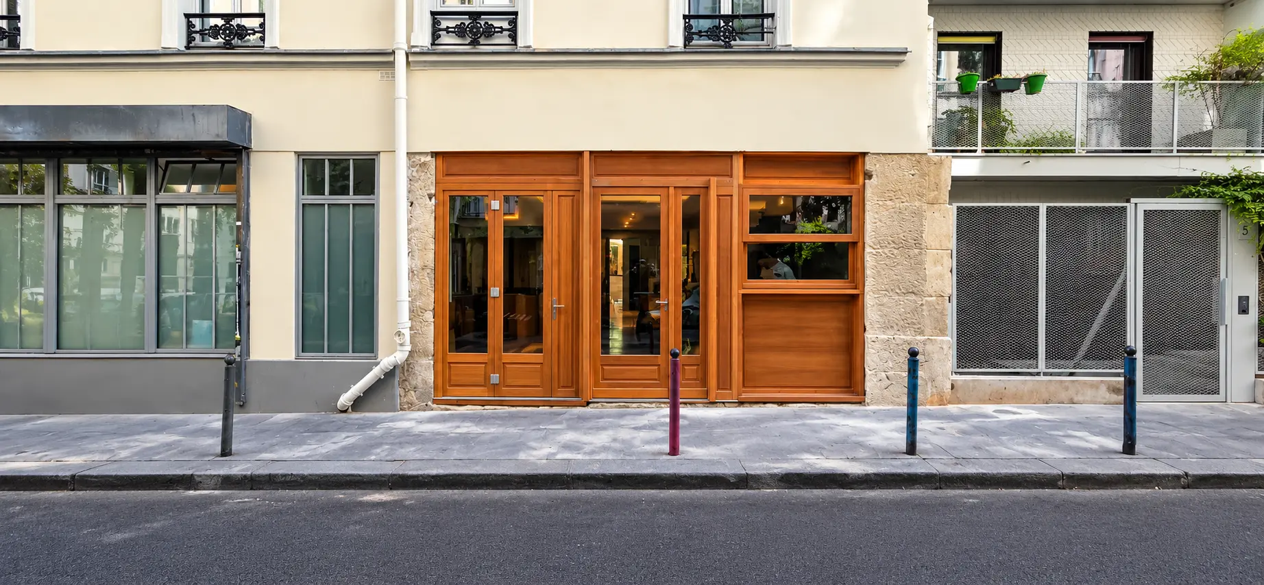 Devanture en bois sur rue — Portes vitrées, imposte et ouvrant, teinte chêne